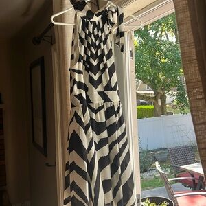 Black-and-white dress from the express size 4 ties around the neck